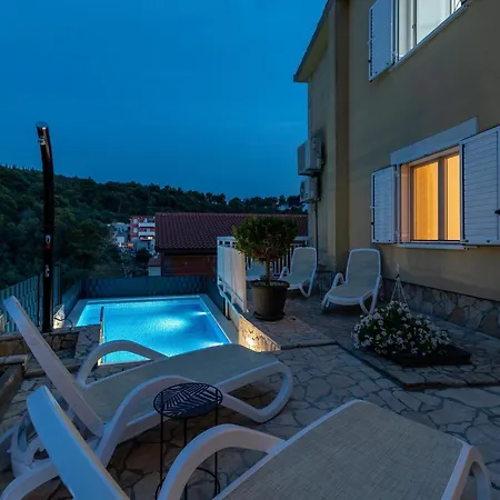 Boutique With Garden In Apartment *