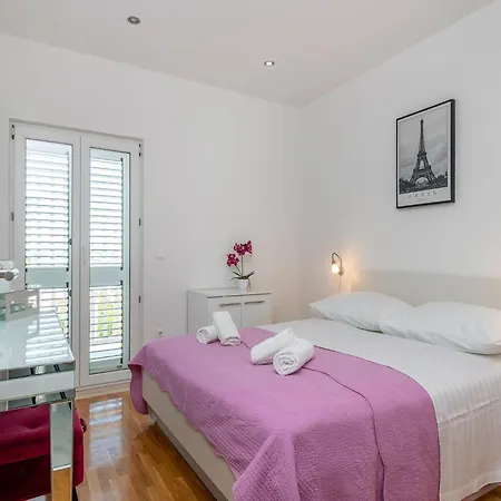Apartment Boutique With Garden In *