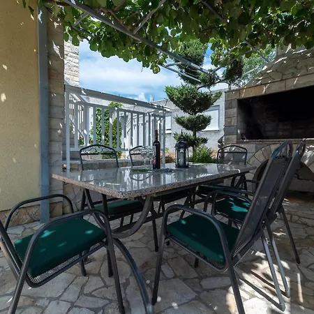 Apartment Boutique With Garden In