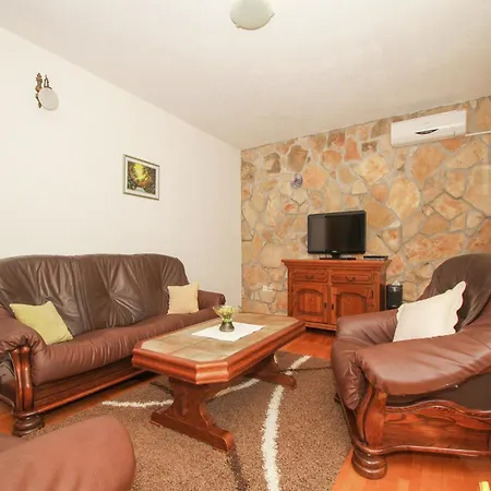 Boutique With Garden In Apartment *