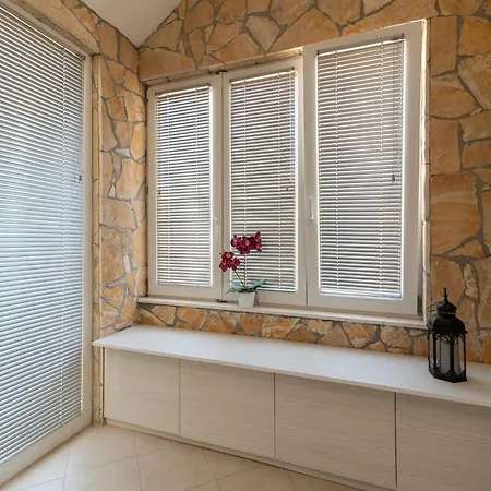Boutique With Garden In Apartment