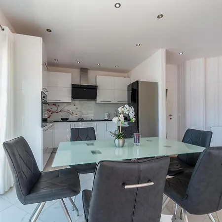 Apartment Boutique With Garden In