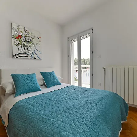 Boutique With Garden In Apartment *